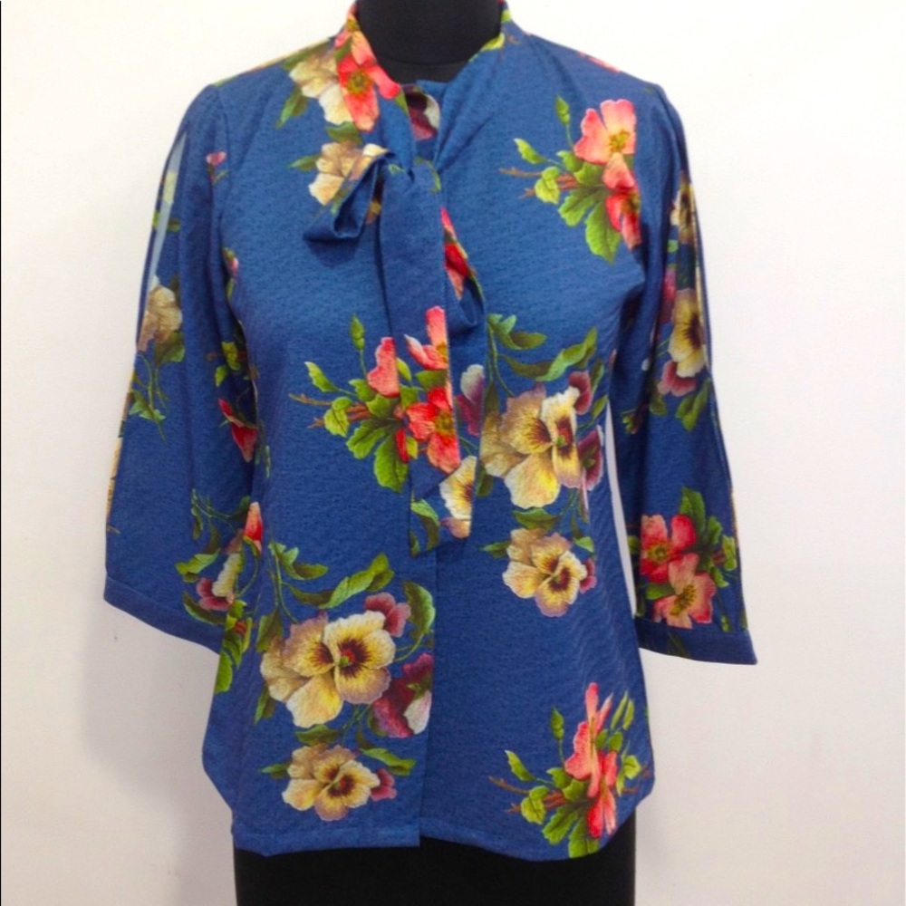Blouse with beautiful flower pattern